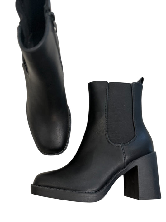 Savanna Leather Round Toe Bootie (2 colors)