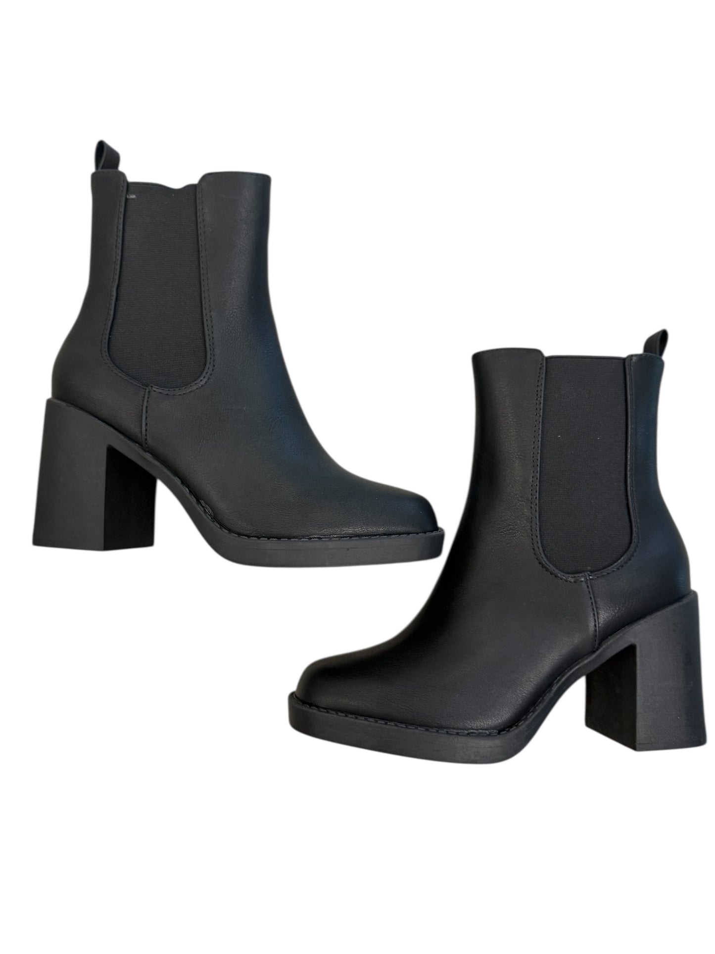 Savanna Leather Round Toe Bootie (2 colors)